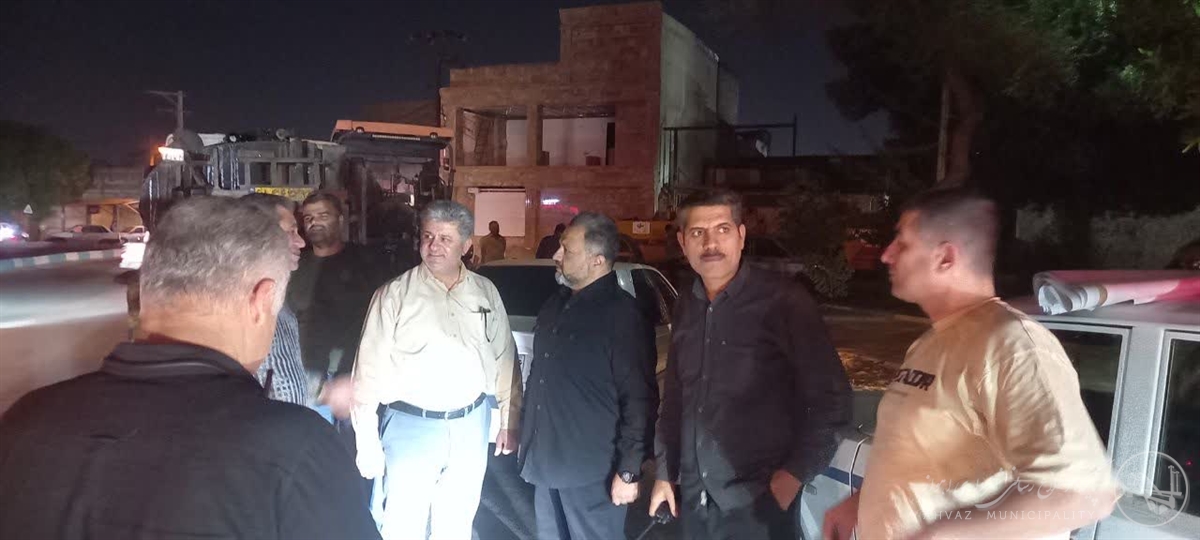 بازدید میدانی شهردار اهواز به همراه سرپرست منطقه هفت از عملیات اجرایی آسفالتدر محدوده کوی عامری و مسیر خرمکوشک